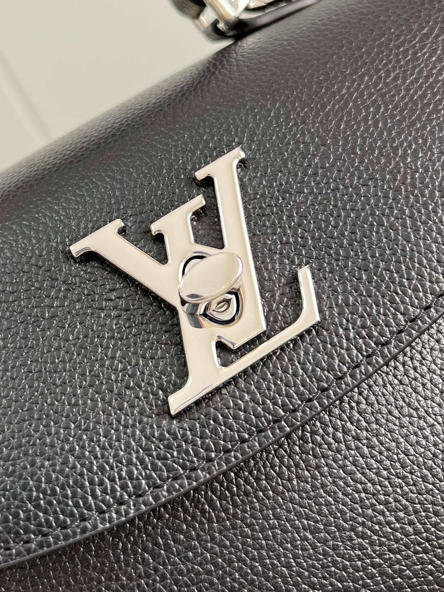 Bolsa Louis Vuitton LockMe Ever Mini