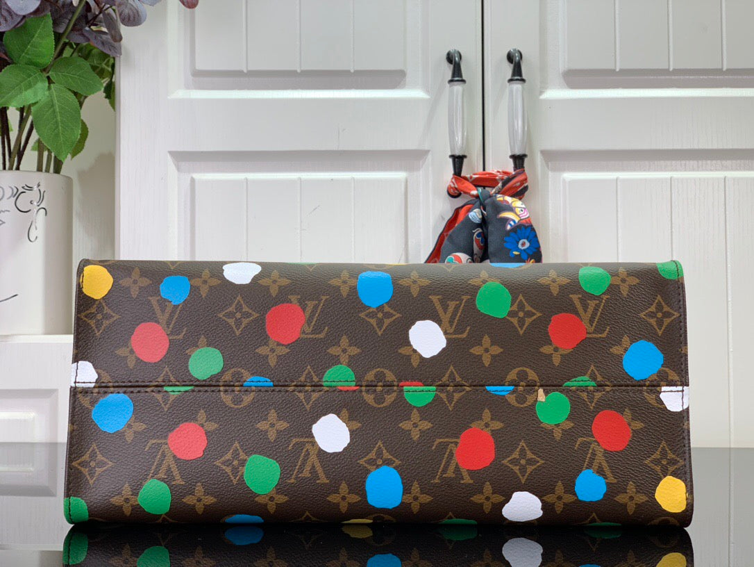 Bolsa Louis Vuitton x YK OnTheGo PM