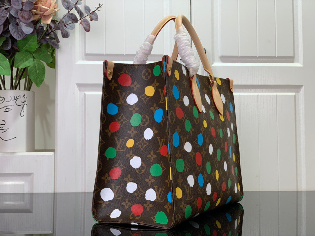 Bolsa Louis Vuitton x YK OnTheGo PM