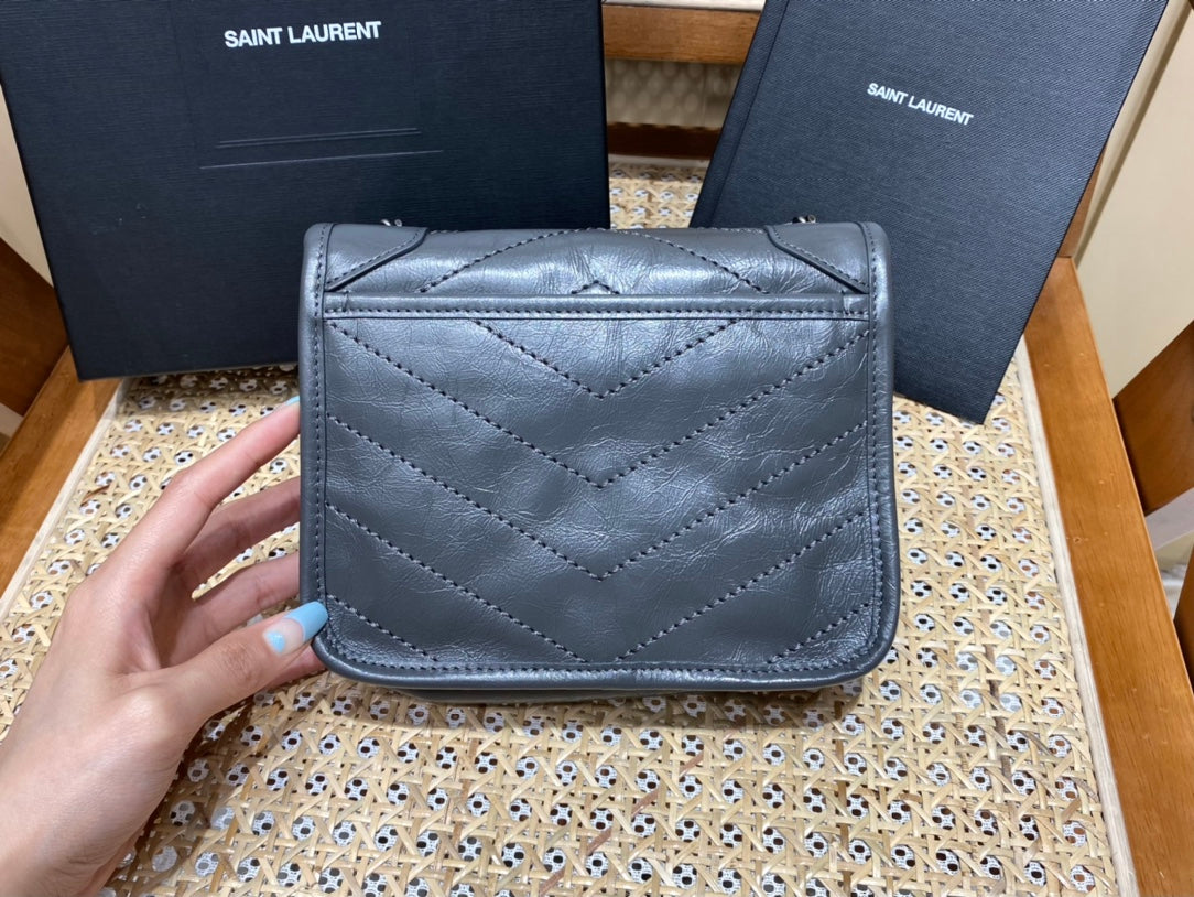 Bolsa YSL 𝑛𝑖𝑘𝑖 𝑐𝘩𝑎𝑖𝑛 𝑤𝑎𝑙𝑙𝑒𝑡