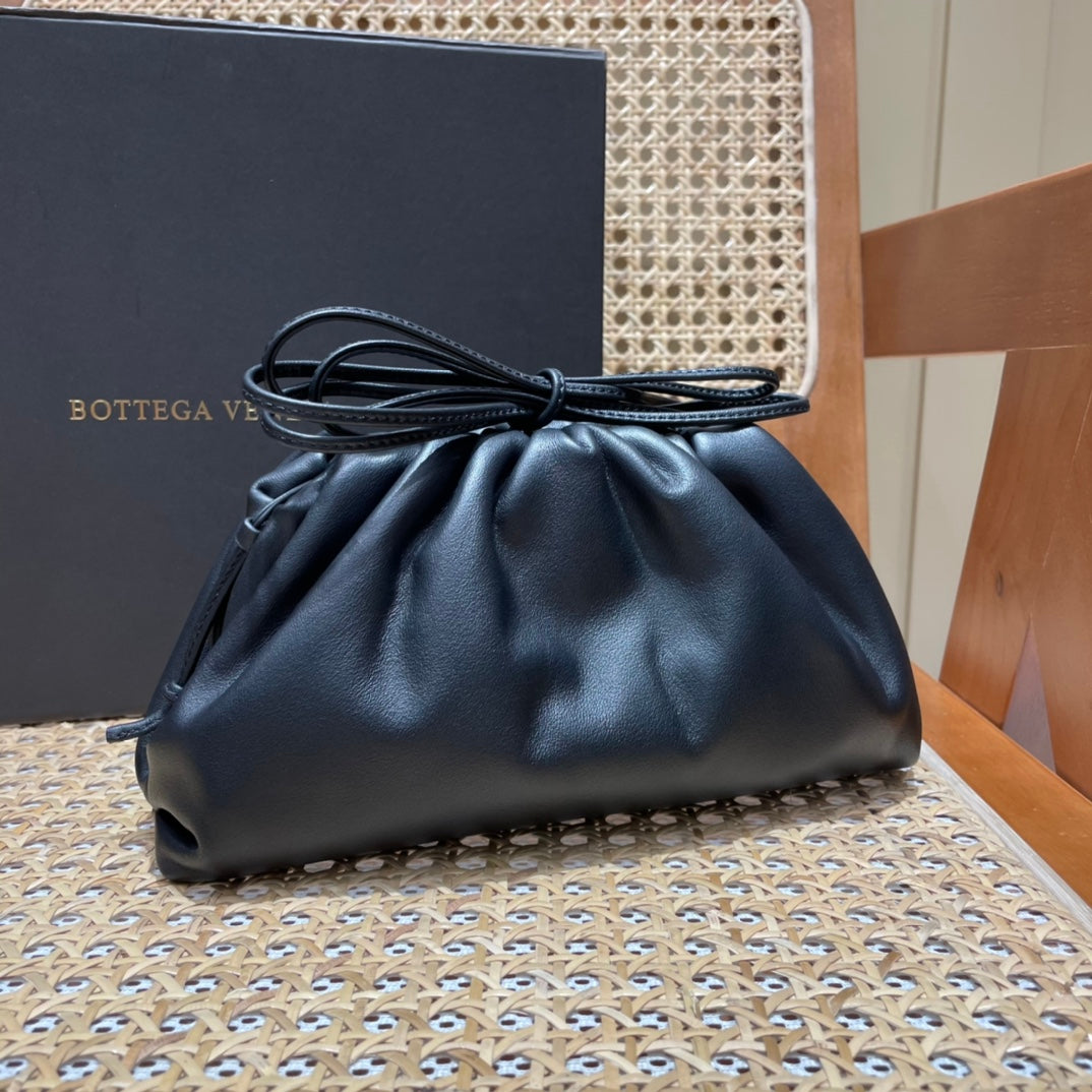 Bolsa Bottega Veneta 𝙏𝙃𝙀 𝙈𝙄𝙉𝙄 𝙋𝙊𝙐𝘾𝙃 22CM