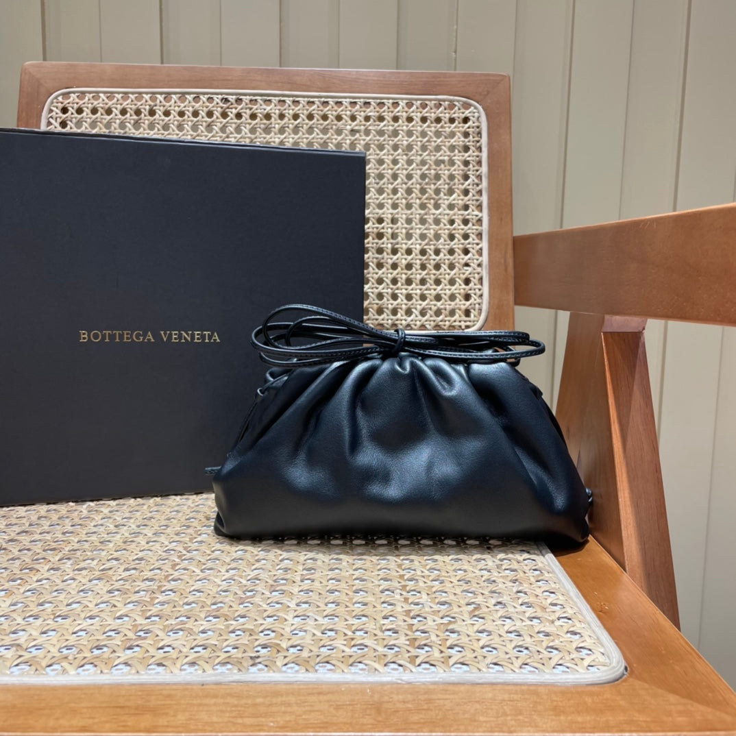 Bolsa Bottega Veneta 𝙏𝙃𝙀 𝙈𝙄𝙉𝙄 𝙋𝙊𝙐𝘾𝙃 22CM