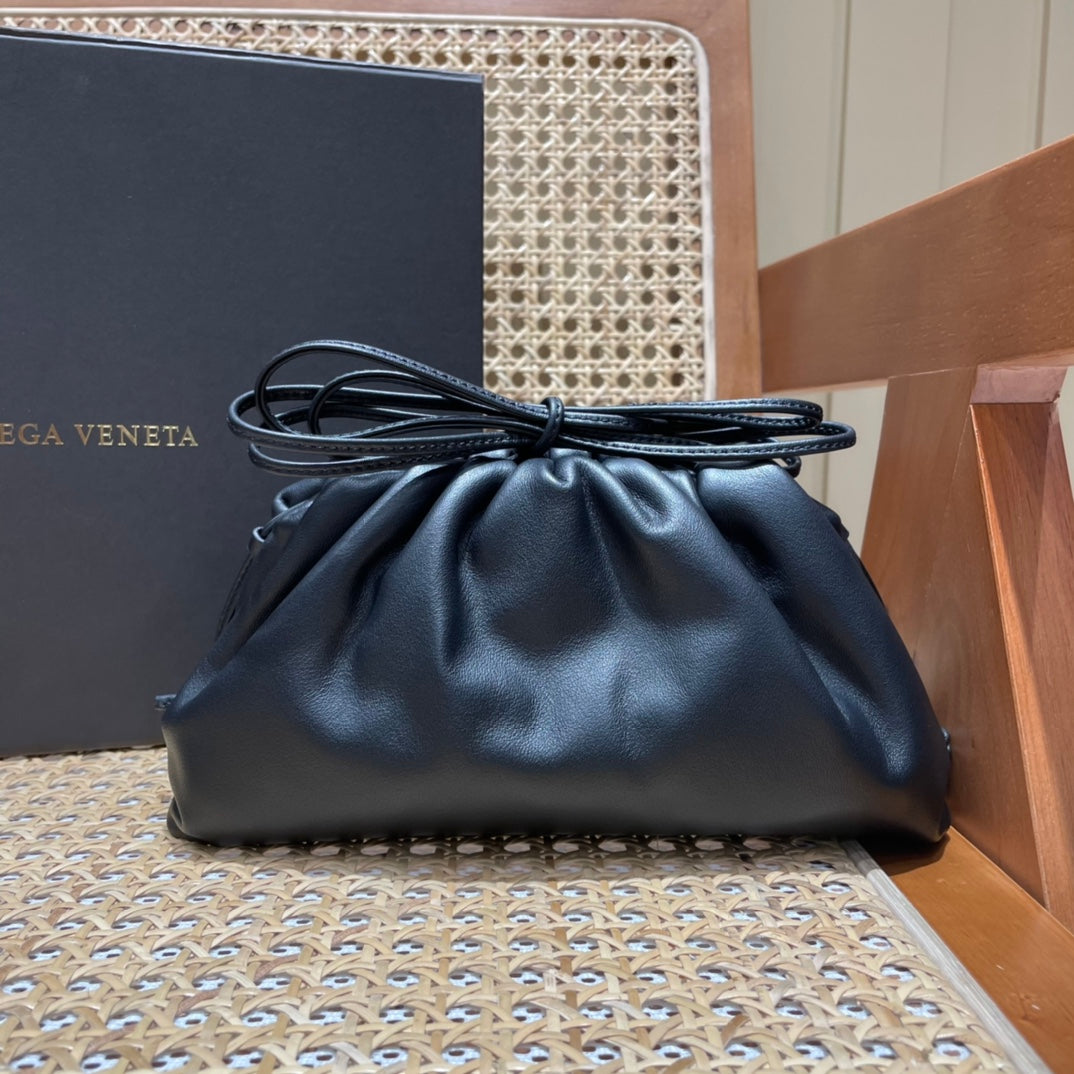 Bolsa Bottega Veneta 𝙏𝙃𝙀 𝙈𝙄𝙉𝙄 𝙋𝙊𝙐𝘾𝙃 22CM