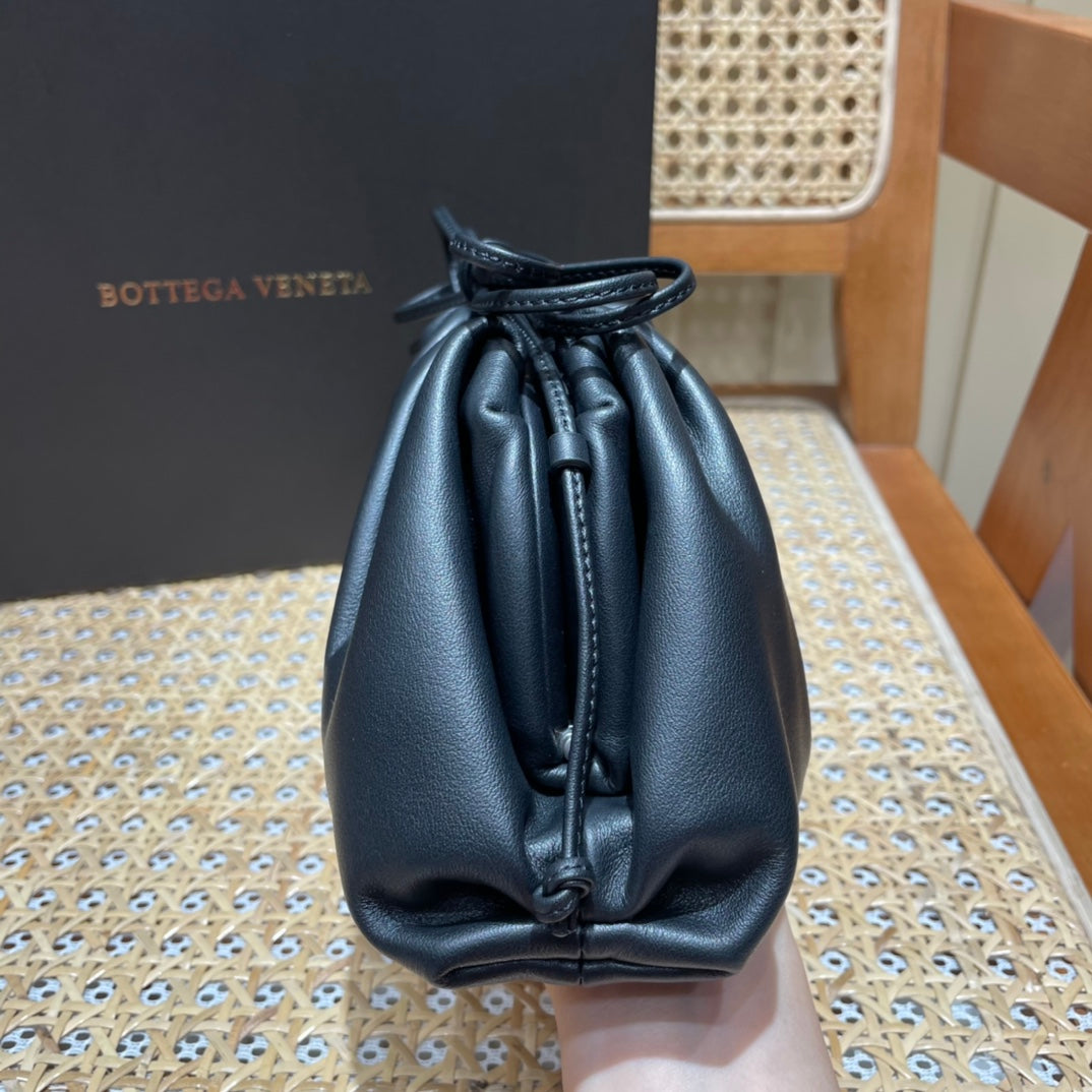 Bolsa Bottega Veneta 𝙏𝙃𝙀 𝙈𝙄𝙉𝙄 𝙋𝙊𝙐𝘾𝙃 22CM