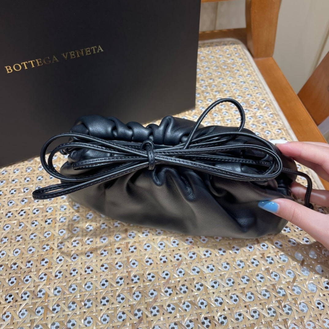 Bolsa Bottega Veneta 𝙏𝙃𝙀 𝙈𝙄𝙉𝙄 𝙋𝙊𝙐𝘾𝙃 22CM