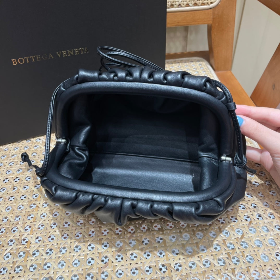 Bolsa Bottega Veneta 𝙏𝙃𝙀 𝙈𝙄𝙉𝙄 𝙋𝙊𝙐𝘾𝙃 22CM