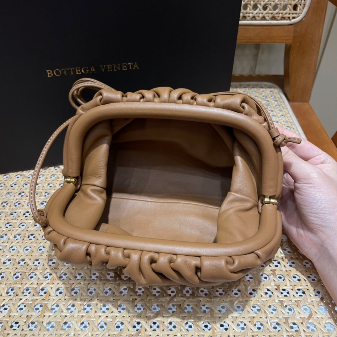 Bolsa Bottega Veneta 𝙏𝙃𝙀 𝙈𝙄𝙉𝙄 𝙋𝙊𝙐𝘾𝙃 22CM