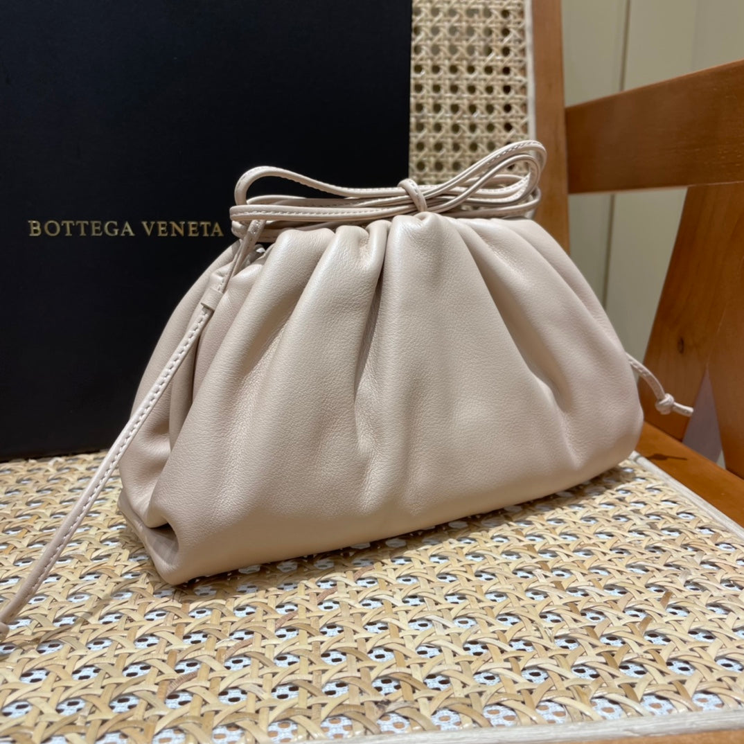 Bolsa Bottega Veneta 𝙏𝙃𝙀 𝙈𝙄𝙉𝙄 𝙋𝙊𝙐𝘾𝙃 22CM