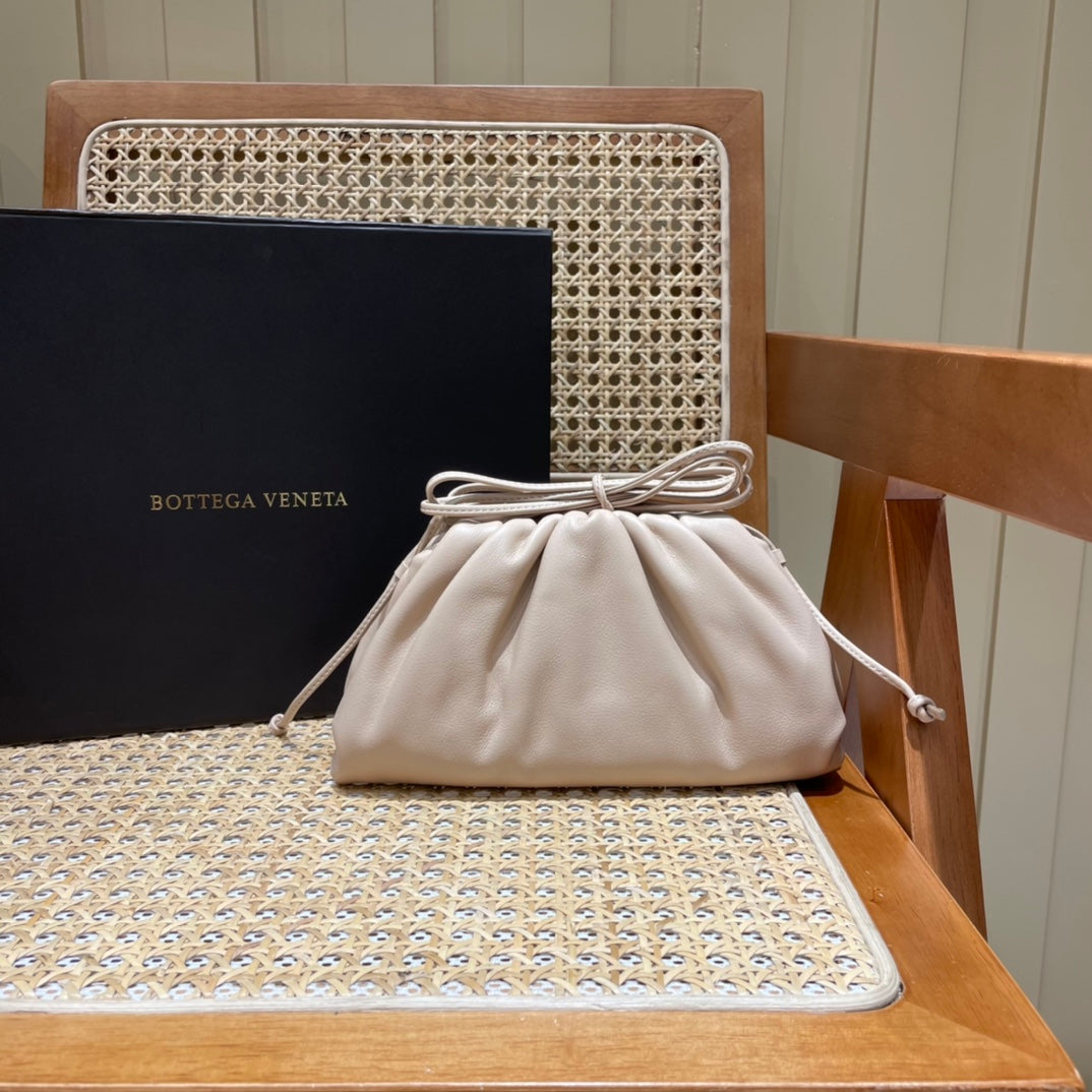 Bolsa Bottega Veneta 𝙏𝙃𝙀 𝙈𝙄𝙉𝙄 𝙋𝙊𝙐𝘾𝙃 22CM