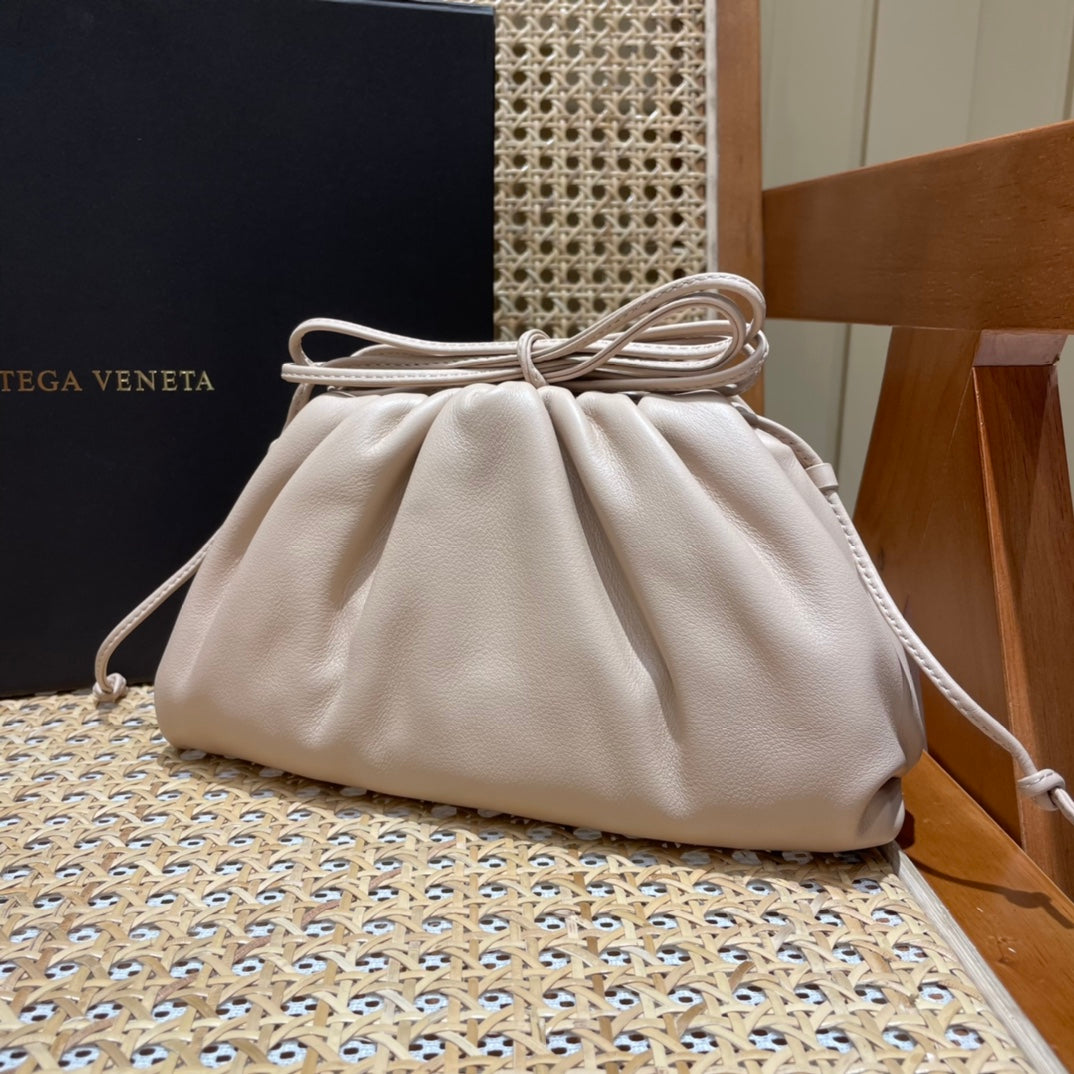 Bolsa Bottega Veneta 𝙏𝙃𝙀 𝙈𝙄𝙉𝙄 𝙋𝙊𝙐𝘾𝙃 22CM