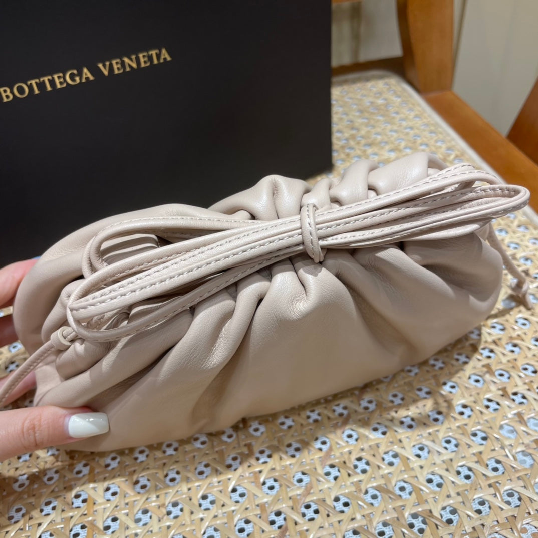 Bolsa Bottega Veneta 𝙏𝙃𝙀 𝙈𝙄𝙉𝙄 𝙋𝙊𝙐𝘾𝙃 22CM