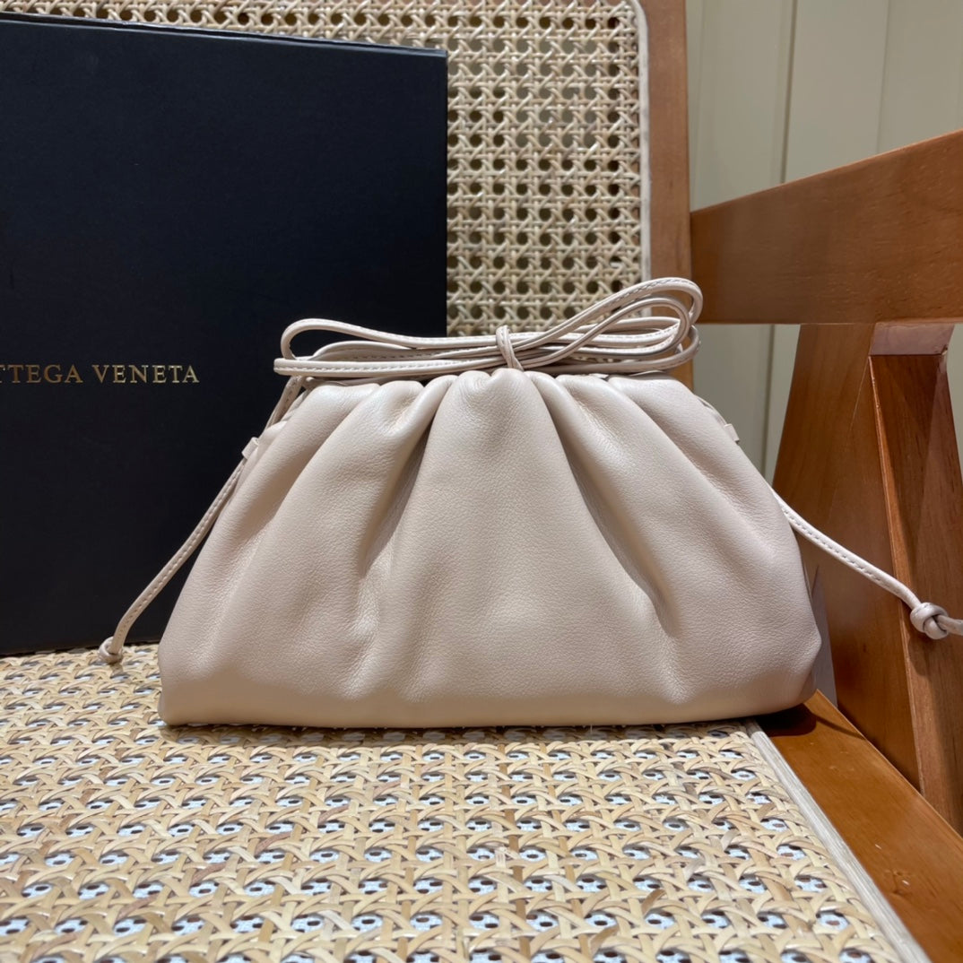 Bolsa Bottega Veneta 𝙏𝙃𝙀 𝙈𝙄𝙉𝙄 𝙋𝙊𝙐𝘾𝙃 22CM