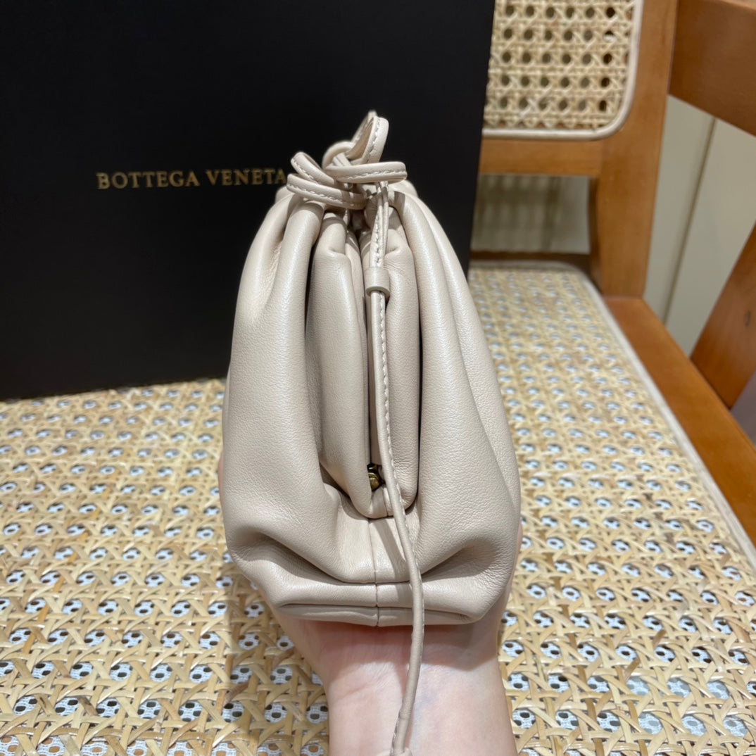 Bolsa Bottega Veneta 𝙏𝙃𝙀 𝙈𝙄𝙉𝙄 𝙋𝙊𝙐𝘾𝙃 22CM