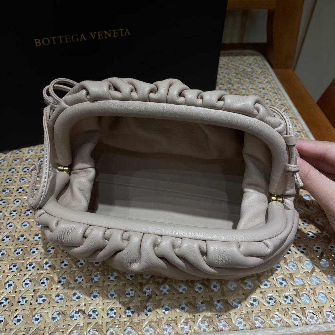 Bolsa Bottega Veneta 𝙏𝙃𝙀 𝙈𝙄𝙉𝙄 𝙋𝙊𝙐𝘾𝙃 22CM