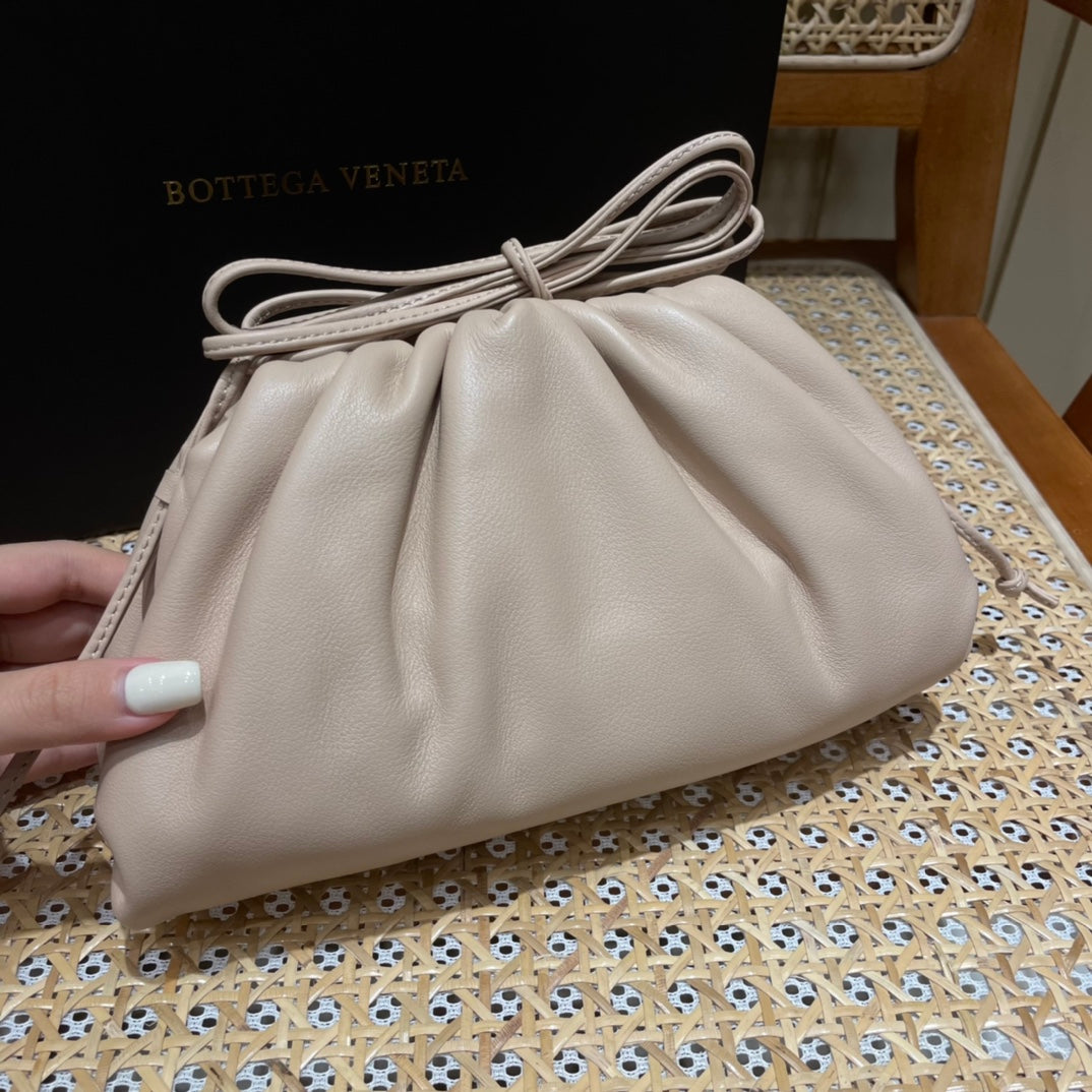 Bolsa Bottega Veneta 𝙏𝙃𝙀 𝙈𝙄𝙉𝙄 𝙋𝙊𝙐𝘾𝙃 22CM