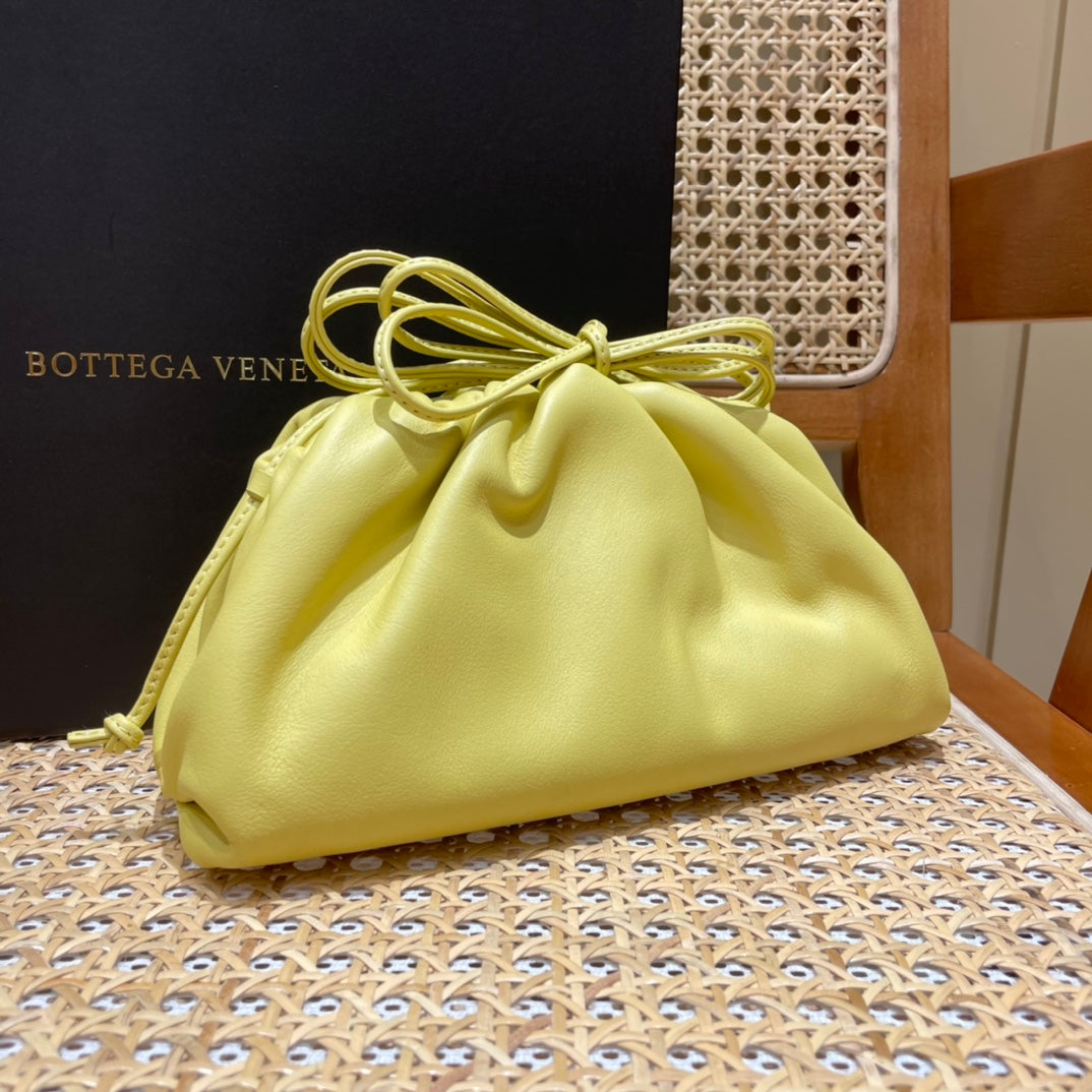 Bolsa Bottega Veneta 𝙏𝙃𝙀 𝙈𝙄𝙉𝙄 𝙋𝙊𝙐𝘾𝙃 22CM