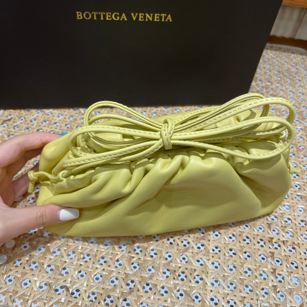 Bolsa Bottega Veneta 𝙏𝙃𝙀 𝙈𝙄𝙉𝙄 𝙋𝙊𝙐𝘾𝙃 22CM