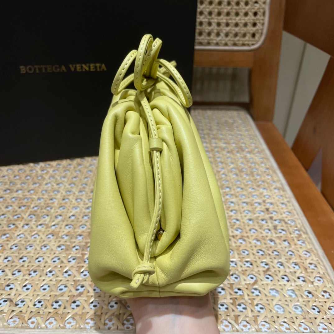 Bolsa Bottega Veneta 𝙏𝙃𝙀 𝙈𝙄𝙉𝙄 𝙋𝙊𝙐𝘾𝙃 22CM