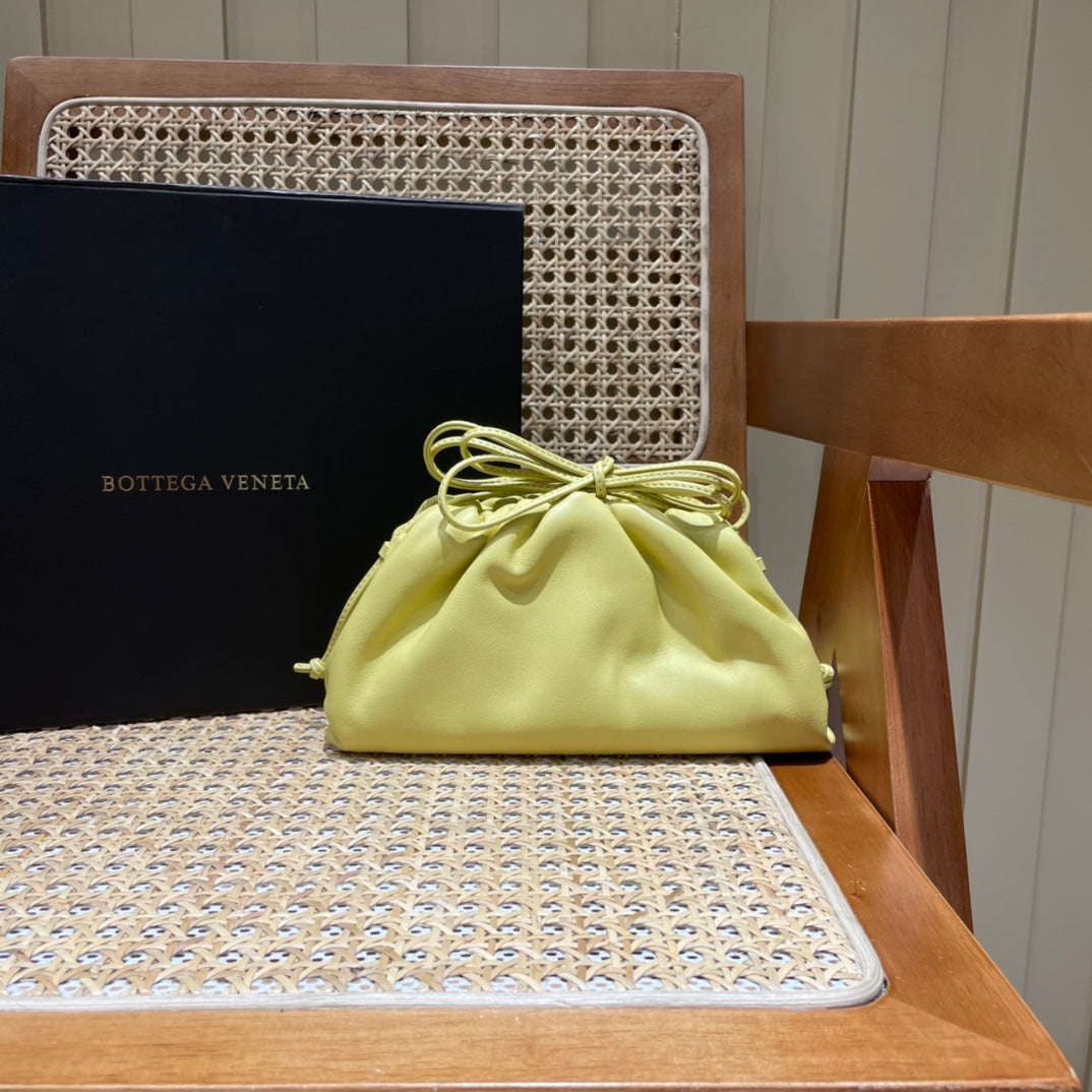 Bolsa Bottega Veneta 𝙏𝙃𝙀 𝙈𝙄𝙉𝙄 𝙋𝙊𝙐𝘾𝙃 22CM