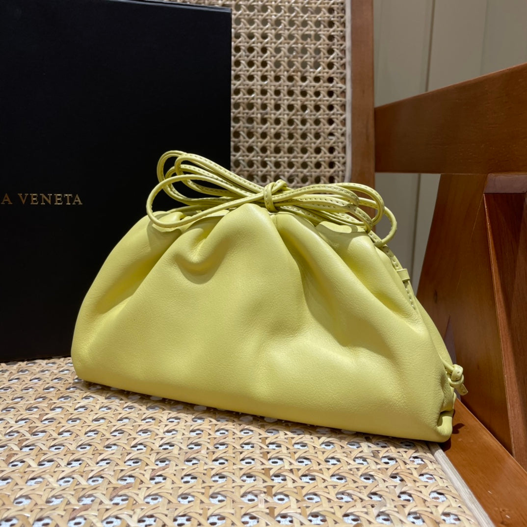 Bolsa Bottega Veneta 𝙏𝙃𝙀 𝙈𝙄𝙉𝙄 𝙋𝙊𝙐𝘾𝙃 22CM