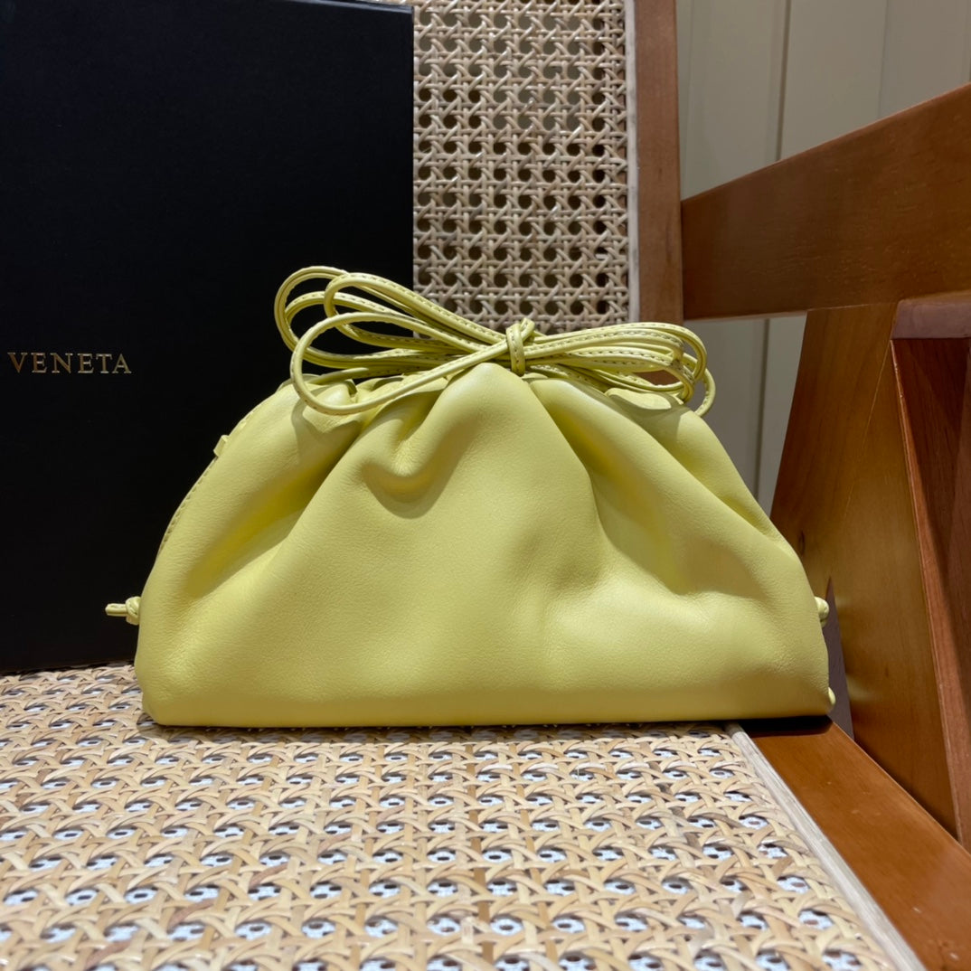 Bolsa Bottega Veneta 𝙏𝙃𝙀 𝙈𝙄𝙉𝙄 𝙋𝙊𝙐𝘾𝙃 22CM