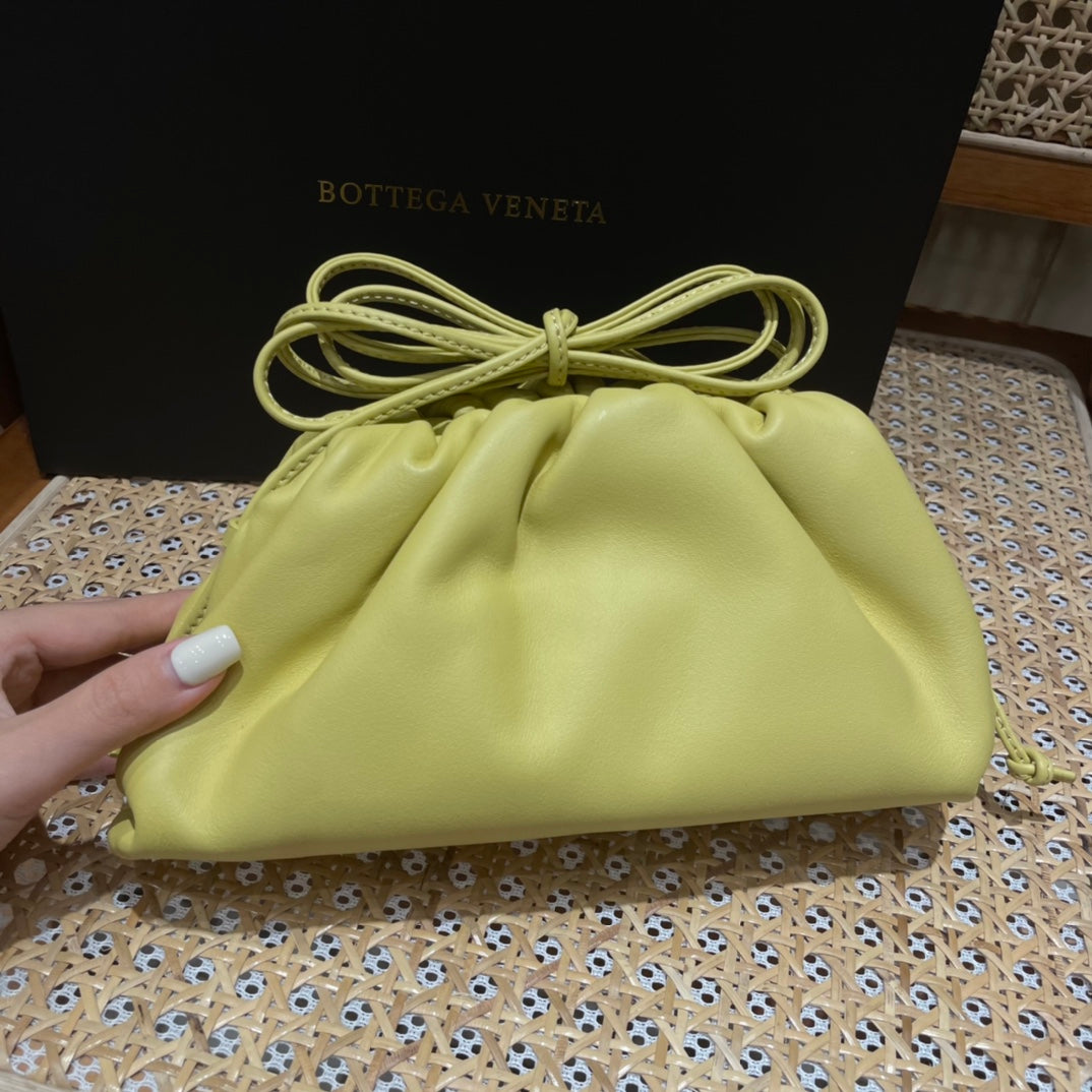 Bolsa Bottega Veneta 𝙏𝙃𝙀 𝙈𝙄𝙉𝙄 𝙋𝙊𝙐𝘾𝙃 22CM