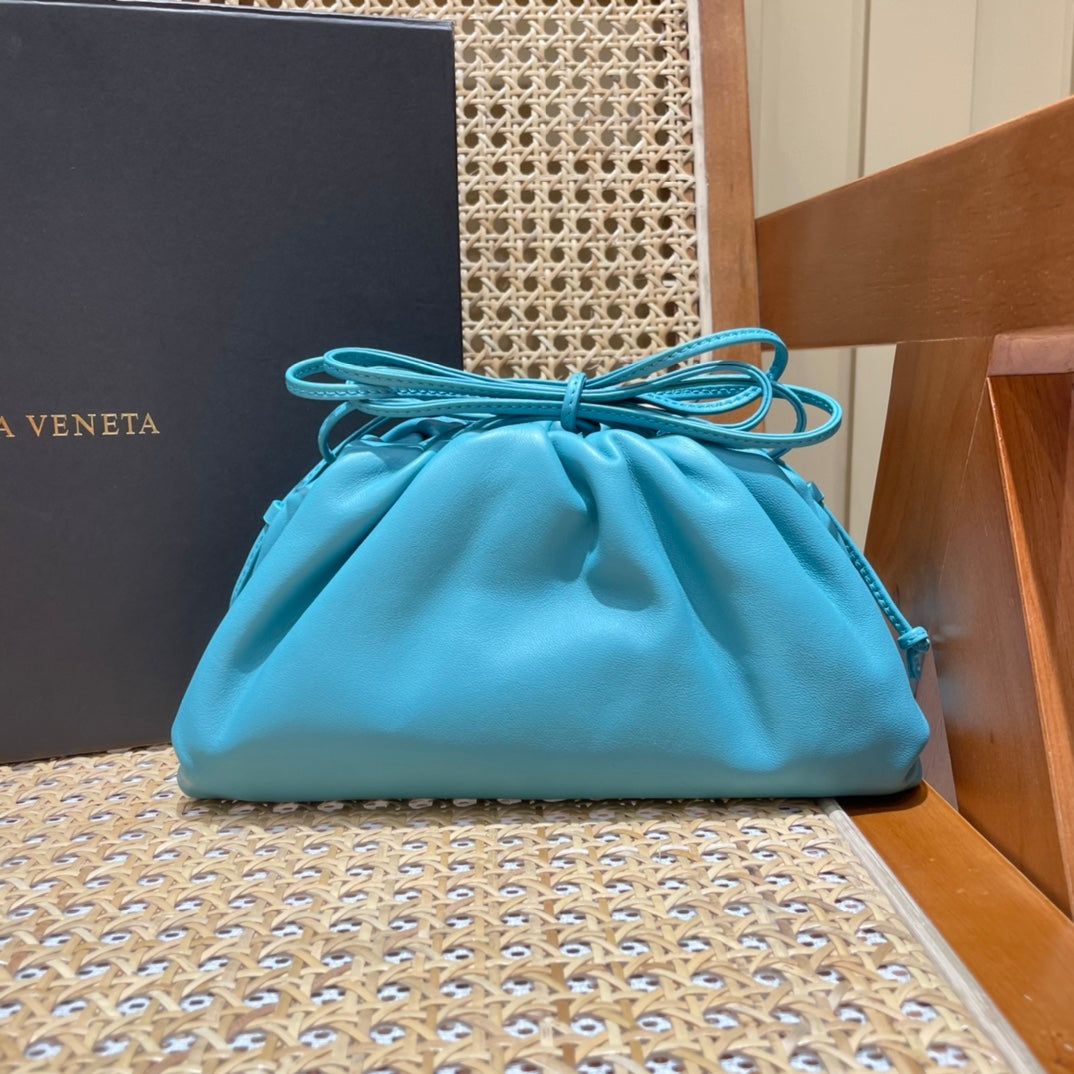 Bolsa Bottega Veneta 𝙏𝙃𝙀 𝙈𝙄𝙉𝙄 𝙋𝙊𝙐𝘾𝙃 22CM