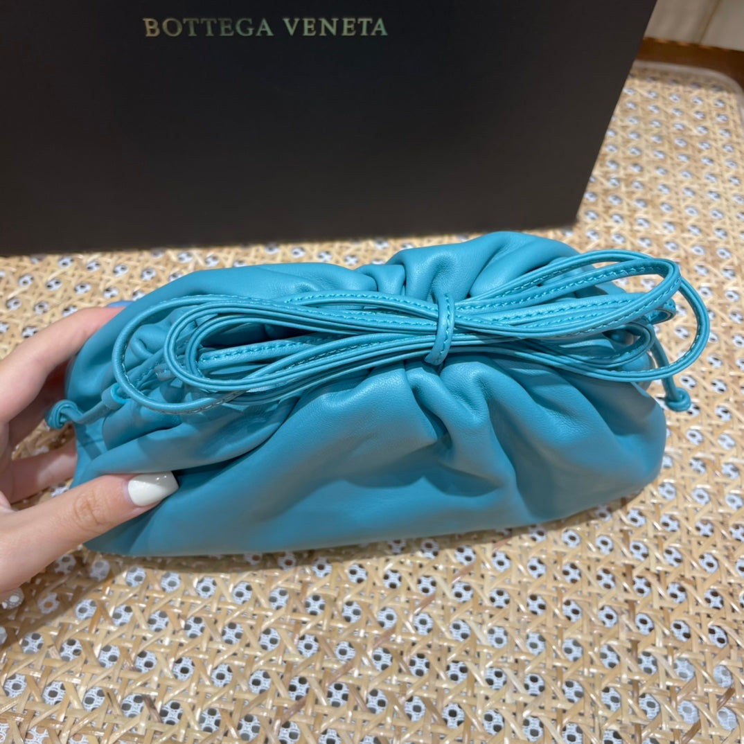 Bolsa Bottega Veneta 𝙏𝙃𝙀 𝙈𝙄𝙉𝙄 𝙋𝙊𝙐𝘾𝙃 22CM