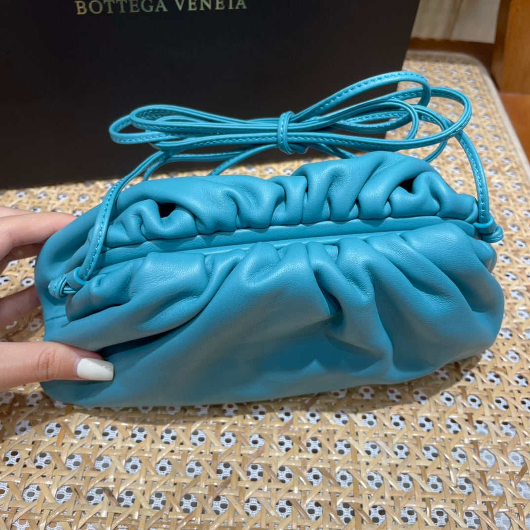 Bolsa Bottega Veneta 𝙏𝙃𝙀 𝙈𝙄𝙉𝙄 𝙋𝙊𝙐𝘾𝙃 22CM