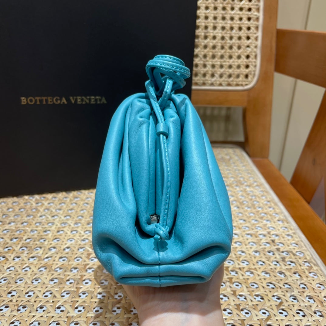 Bolsa Bottega Veneta 𝙏𝙃𝙀 𝙈𝙄𝙉𝙄 𝙋𝙊𝙐𝘾𝙃 22CM