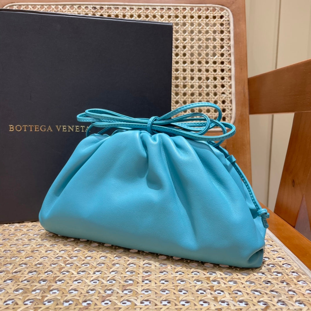 Bolsa Bottega Veneta 𝙏𝙃𝙀 𝙈𝙄𝙉𝙄 𝙋𝙊𝙐𝘾𝙃 22CM