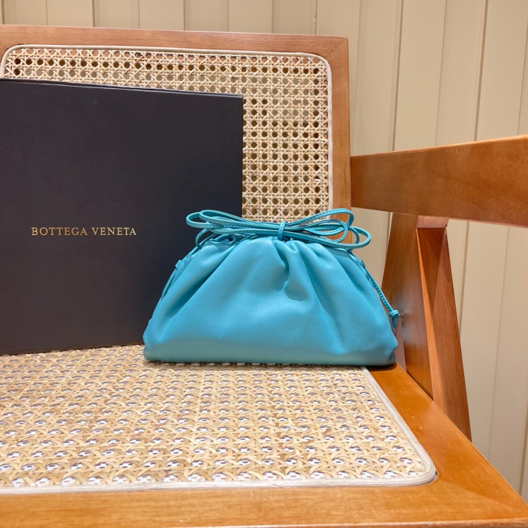 Bolsa Bottega Veneta 𝙏𝙃𝙀 𝙈𝙄𝙉𝙄 𝙋𝙊𝙐𝘾𝙃 22CM