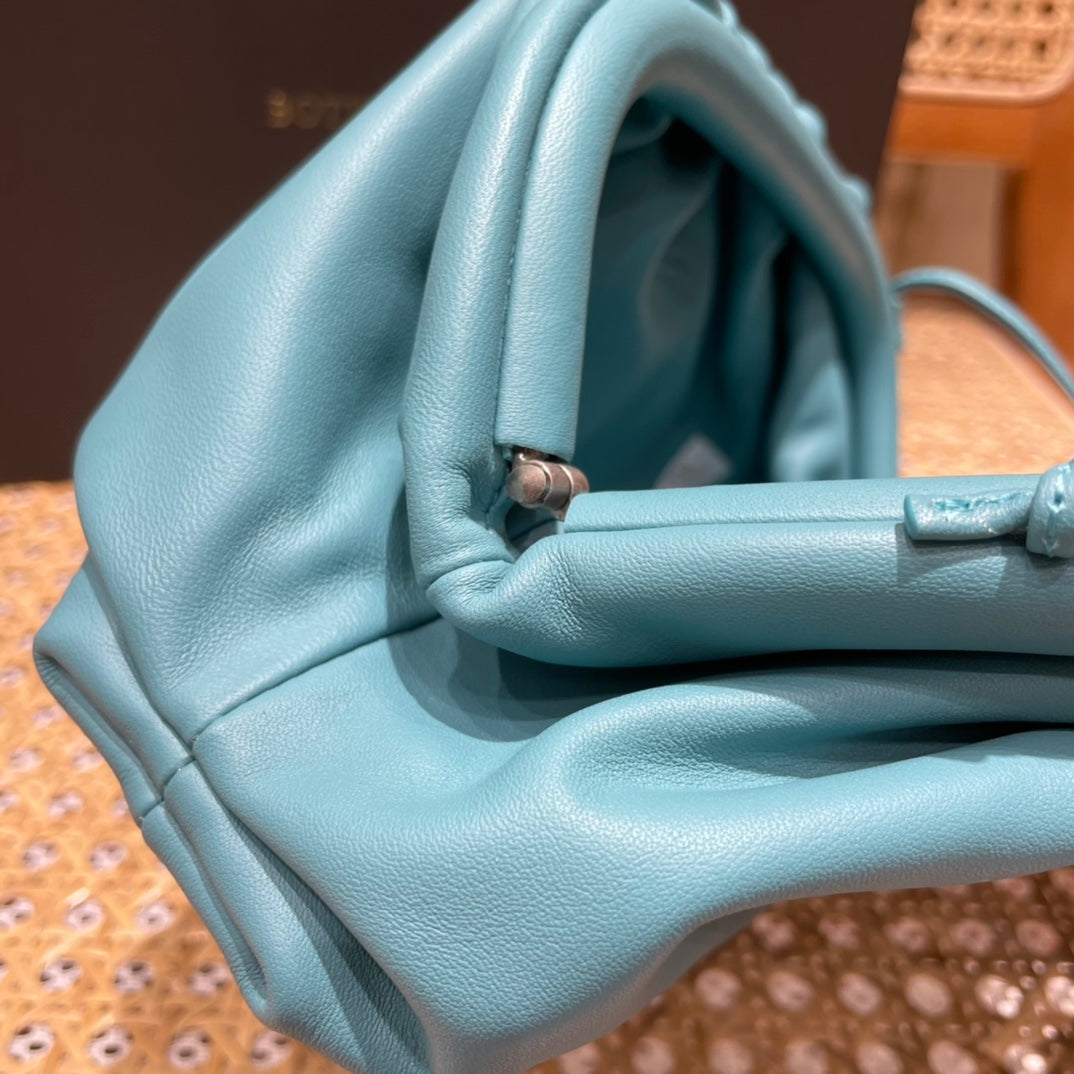 Bolsa Bottega Veneta 𝙏𝙃𝙀 𝙈𝙄𝙉𝙄 𝙋𝙊𝙐𝘾𝙃 22CM