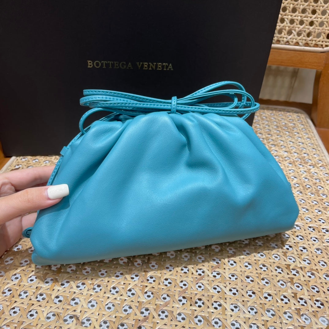 Bolsa Bottega Veneta 𝙏𝙃𝙀 𝙈𝙄𝙉𝙄 𝙋𝙊𝙐𝘾𝙃 22CM