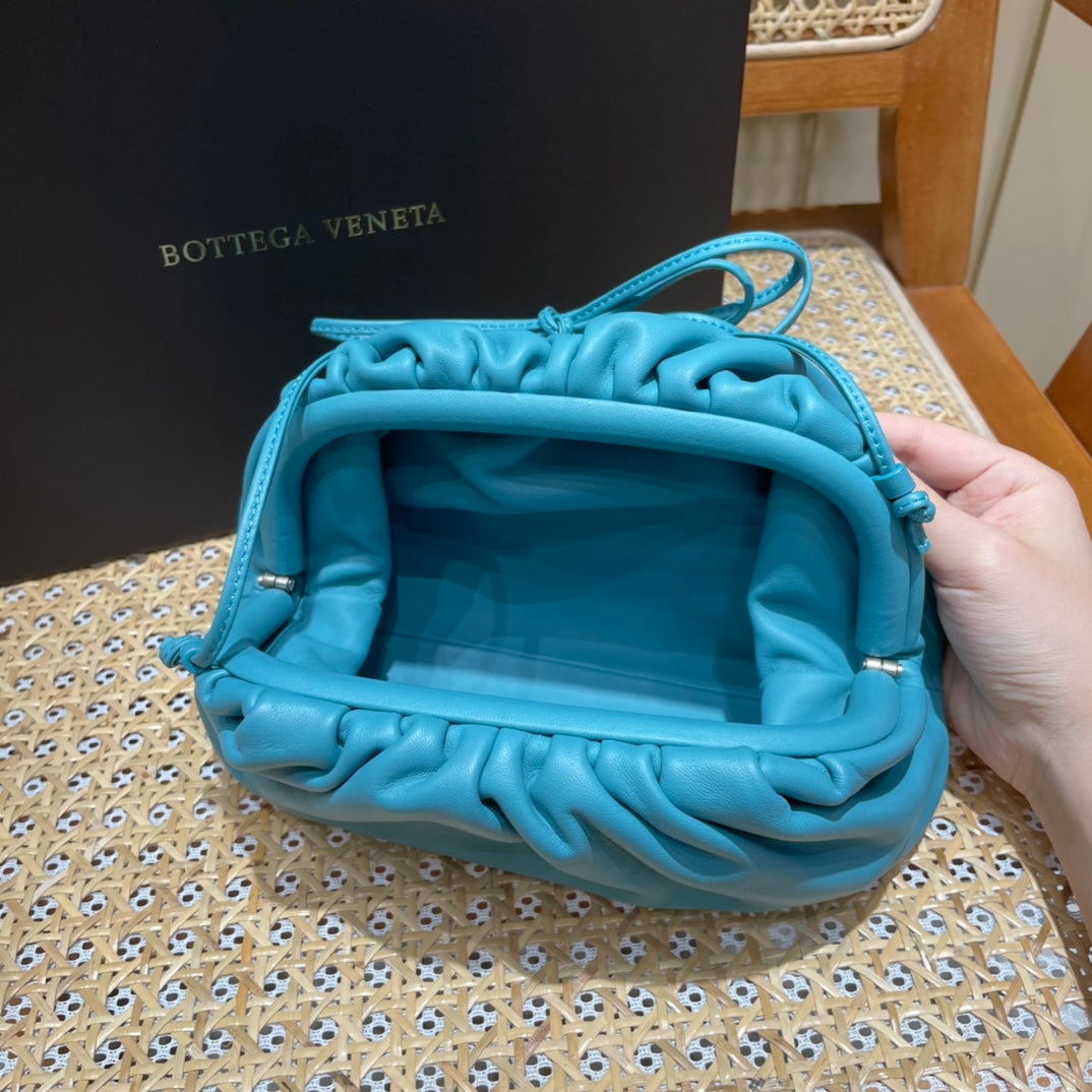 Bolsa Bottega Veneta 𝙏𝙃𝙀 𝙈𝙄𝙉𝙄 𝙋𝙊𝙐𝘾𝙃 22CM