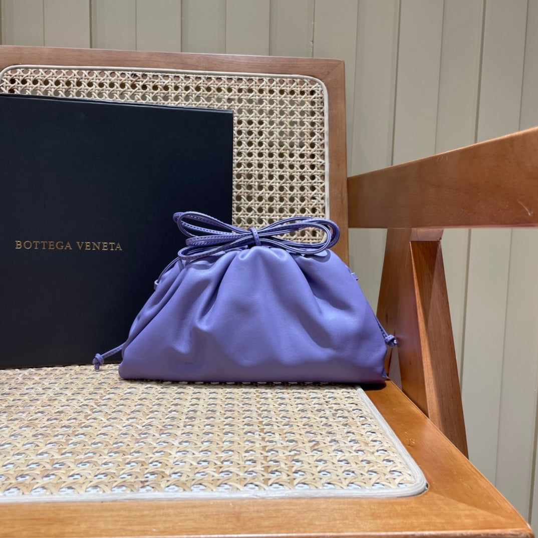 Bolsa Bottega Veneta 𝙏𝙃𝙀 𝙈𝙄𝙉𝙄 𝙋𝙊𝙐𝘾𝙃 22CM