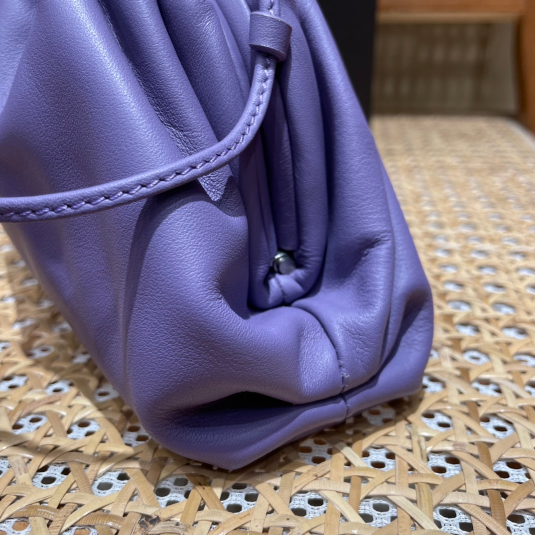 Bolsa Bottega Veneta 𝙏𝙃𝙀 𝙈𝙄𝙉𝙄 𝙋𝙊𝙐𝘾𝙃 22CM