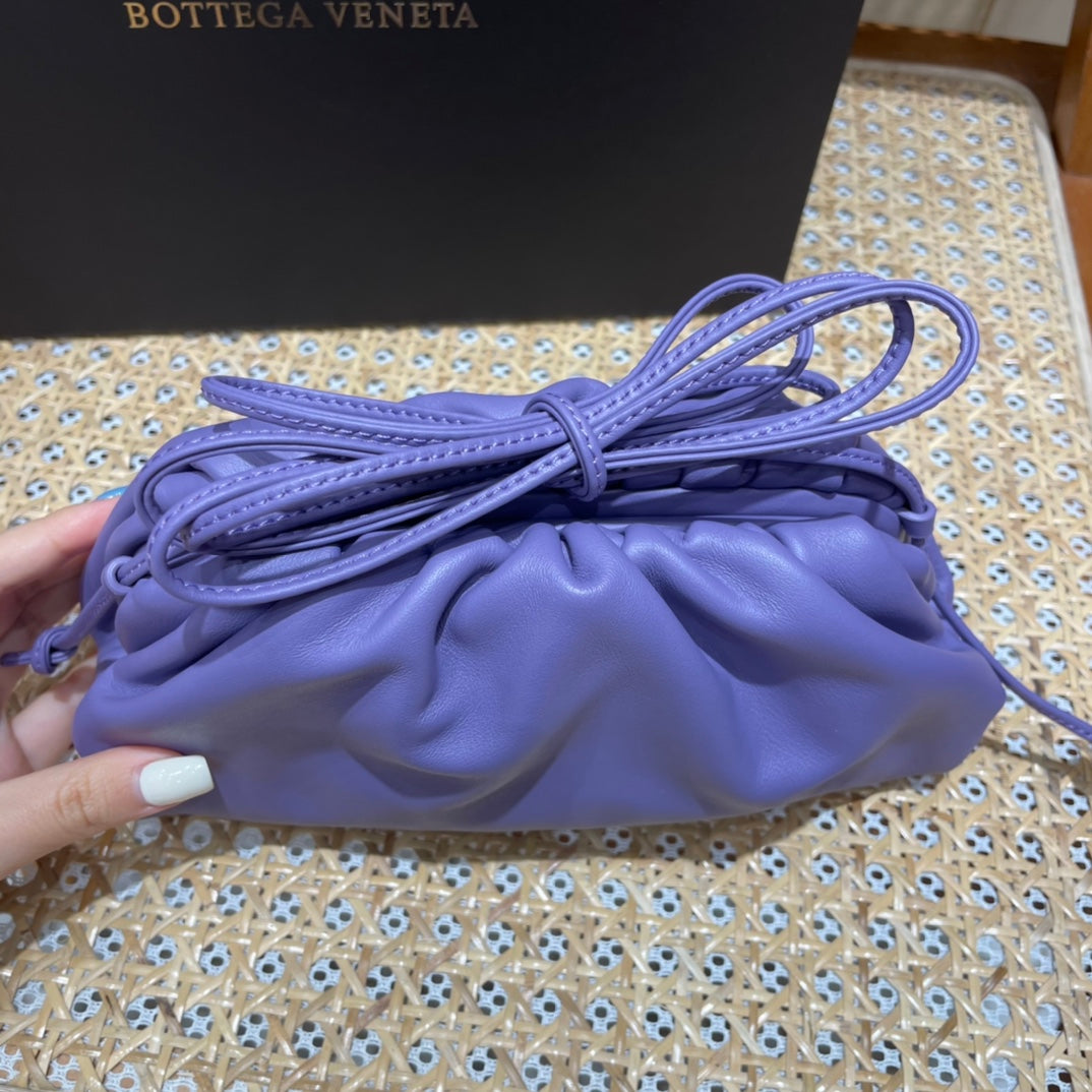 Bolsa Bottega Veneta 𝙏𝙃𝙀 𝙈𝙄𝙉𝙄 𝙋𝙊𝙐𝘾𝙃 22CM
