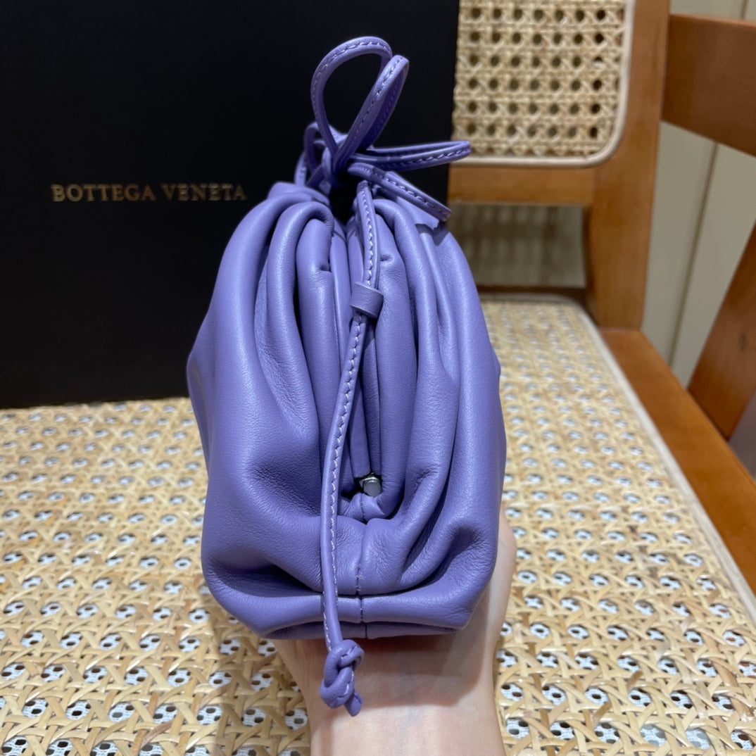 Bolsa Bottega Veneta 𝙏𝙃𝙀 𝙈𝙄𝙉𝙄 𝙋𝙊𝙐𝘾𝙃 22CM