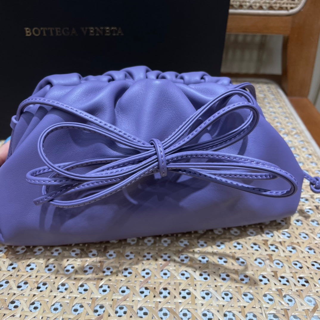 Bolsa Bottega Veneta 𝙏𝙃𝙀 𝙈𝙄𝙉𝙄 𝙋𝙊𝙐𝘾𝙃 22CM