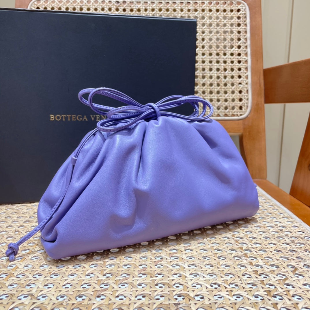Bolsa Bottega Veneta 𝙏𝙃𝙀 𝙈𝙄𝙉𝙄 𝙋𝙊𝙐𝘾𝙃 22CM