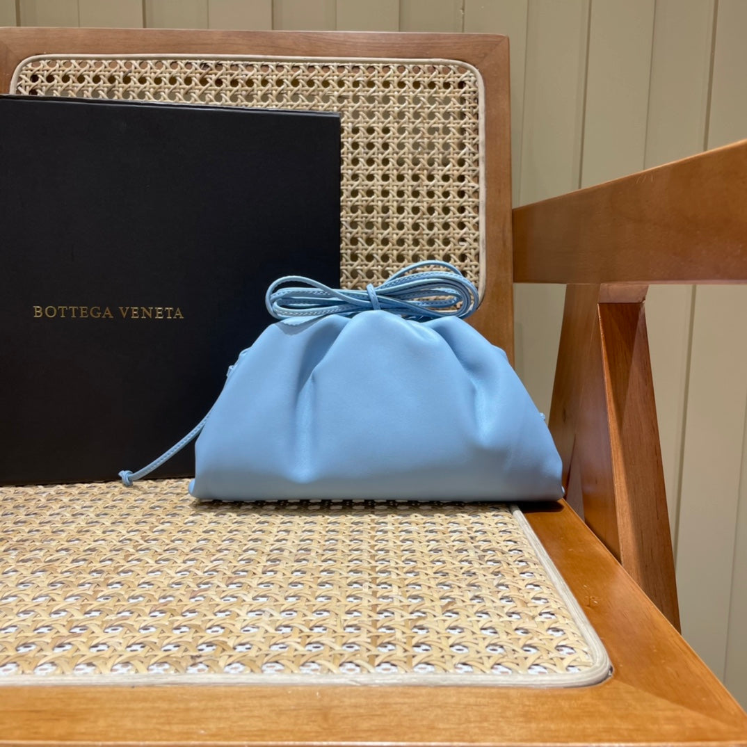 Bolsa Bottega Veneta 𝙏𝙃𝙀 𝙈𝙄𝙉𝙄 𝙋𝙊𝙐𝘾𝙃 22CM