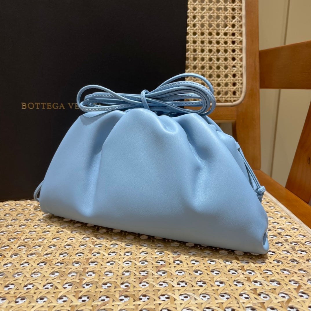 Bolsa Bottega Veneta 𝙏𝙃𝙀 𝙈𝙄𝙉𝙄 𝙋𝙊𝙐𝘾𝙃 22CM