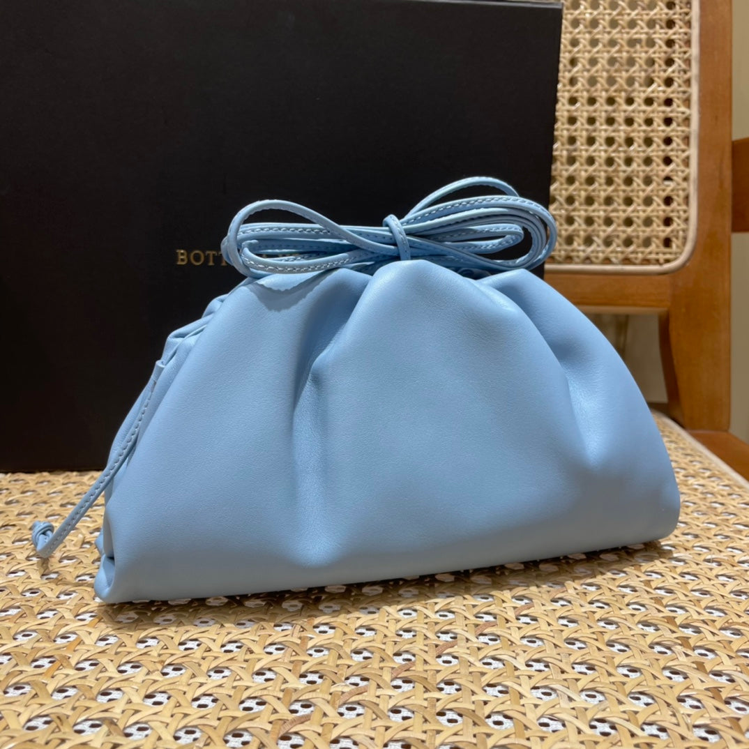 Bolsa Bottega Veneta 𝙏𝙃𝙀 𝙈𝙄𝙉𝙄 𝙋𝙊𝙐𝘾𝙃 22CM