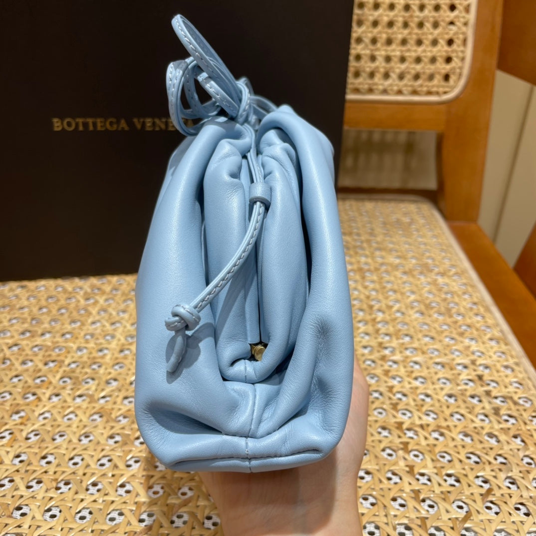 Bolsa Bottega Veneta 𝙏𝙃𝙀 𝙈𝙄𝙉𝙄 𝙋𝙊𝙐𝘾𝙃 22CM