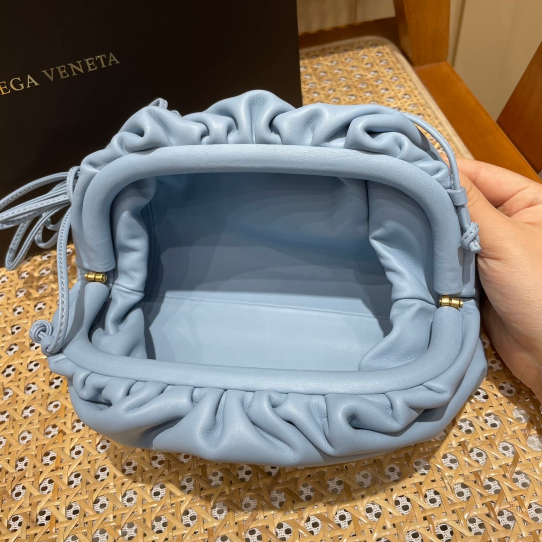Bolsa Bottega Veneta 𝙏𝙃𝙀 𝙈𝙄𝙉𝙄 𝙋𝙊𝙐𝘾𝙃 22CM