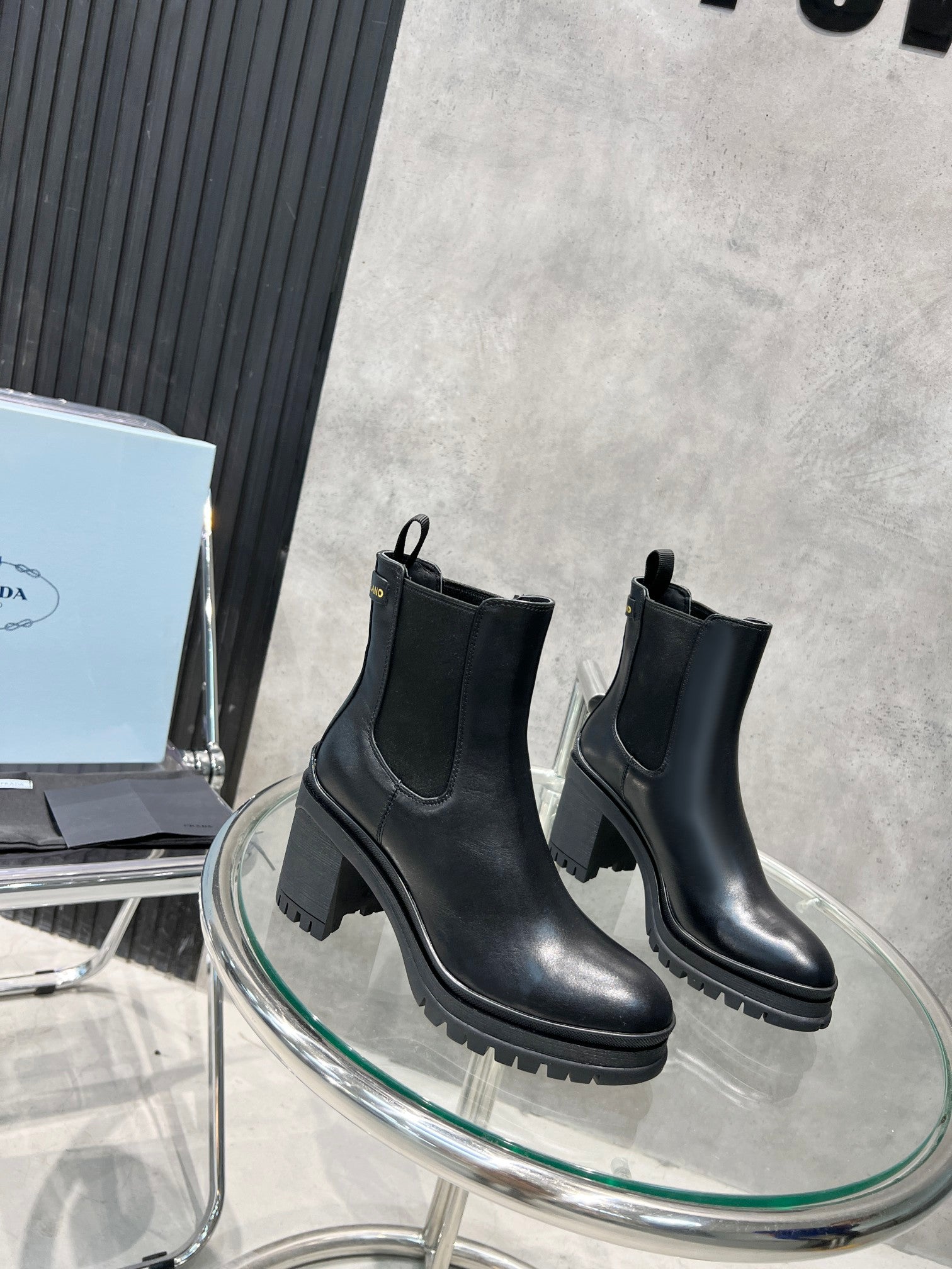 Bota cano curto Prada