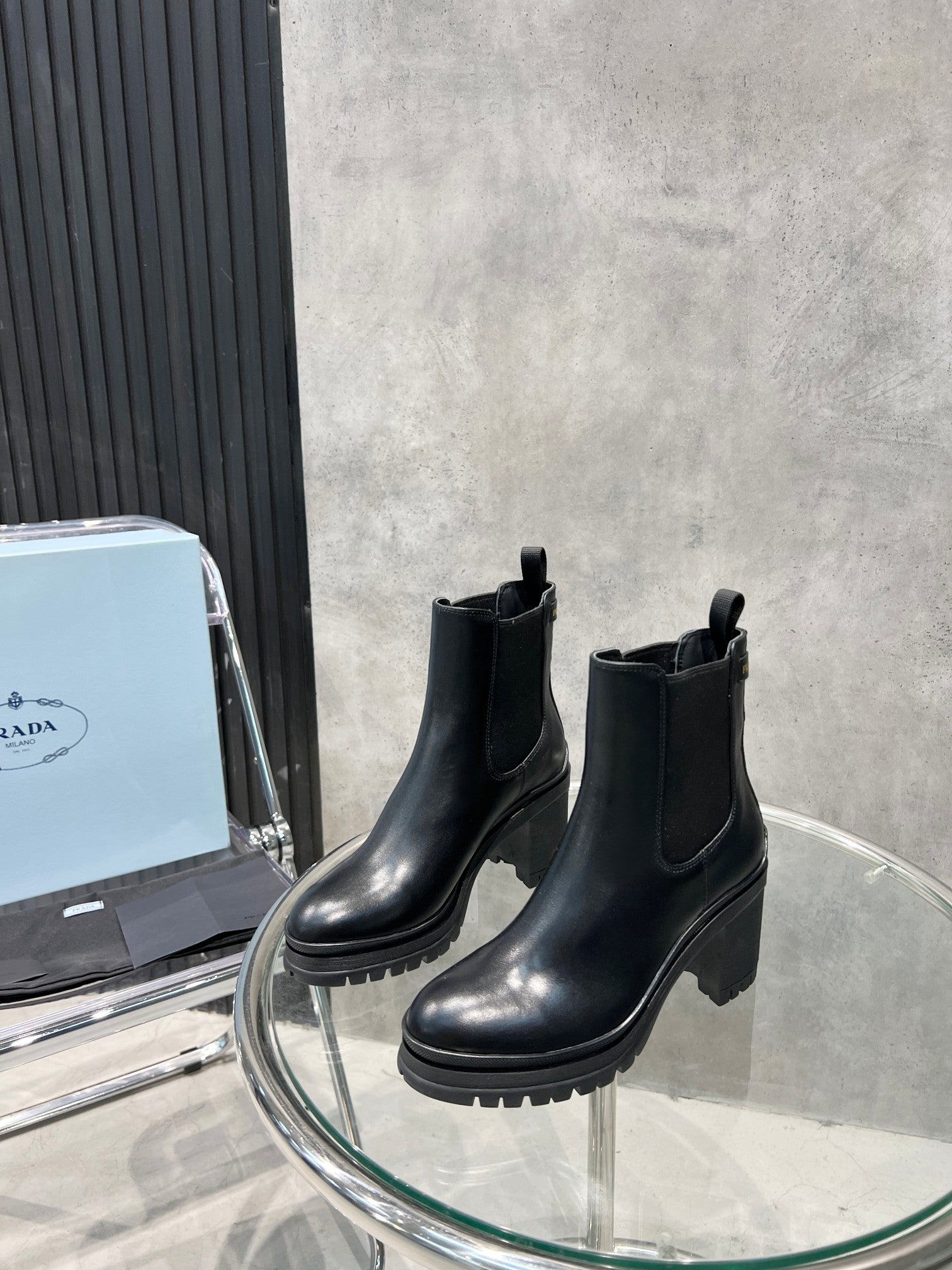 Bota cano curto Prada