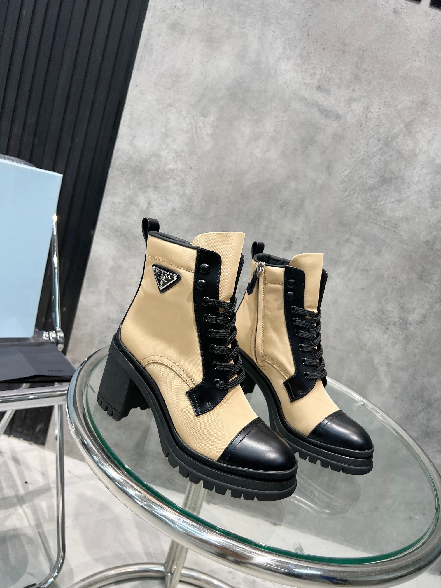 Bota cano curto Prada