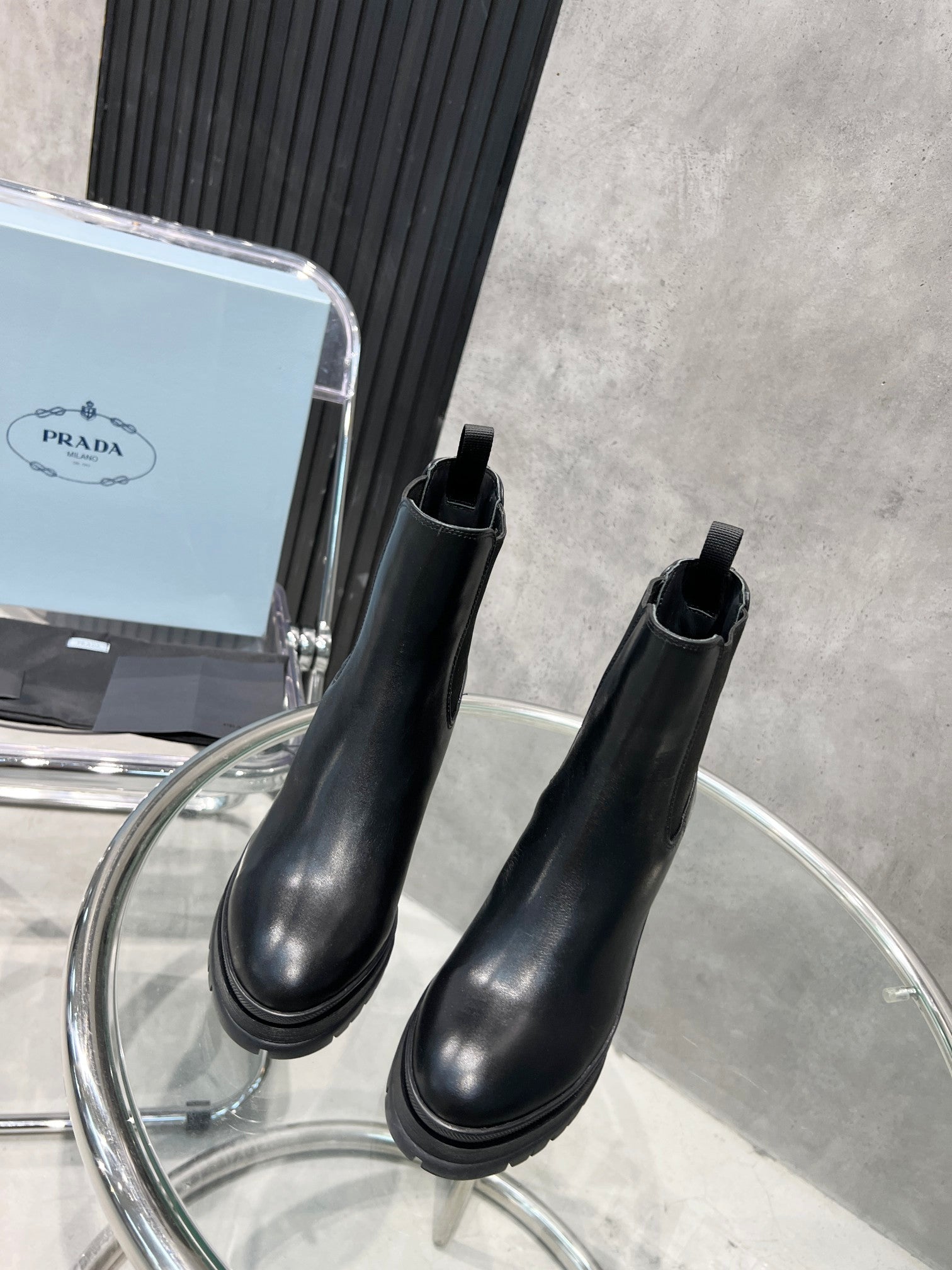 Bota cano curto Prada